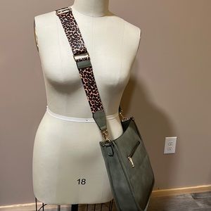 Stylish Green Crossbody Bag with Leopard Strap